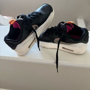 Neke air I sell Neke shoes for a girl I sell black girl's Neke shoes